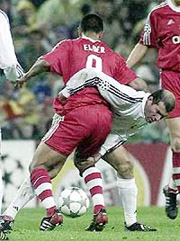 Real Madrid French star Zinedine Zidane tries to get pass Bayern Munich's Brazilian player Giovane Elber