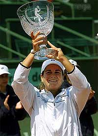Spanish tennis player Magui Serna raises her Estoril Tennis Open trophy