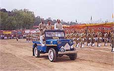 The Himachal Chief Minister, Mr Prem Kumar Dhumal, inspects the guard of honour 