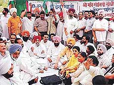 Congress leaders stage a dharna in front of the Deputy Commissioner's office
