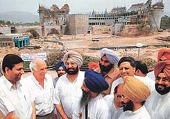 The Punjab Chief Minister, Capt Amarinder Singh, and the Jathedar of Takht Shri Kesgarh Sahib, Prof Manjit Singh, discuss the Khalsa Heritage Complex with Mr Moshe Safdie, project architect, at Anandpur Sahib