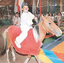  clown performs at Bharat Circus