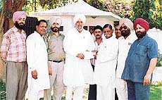 Mr Gurcharan Singh Ghalib presents a cheque for Rs 2 lakh to the Sarpanch of Harkrishan Vihar