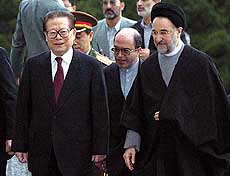 Iranian President Mohammad Khatami (R) and Chinese President Jiang Zemin walk into Saadabad Palace in Tehran 