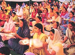 Devotees take part in aarti on the occasion of Ram Navami 