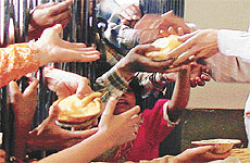 Young hands reach out for langar 