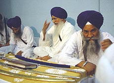 Giani Joginder Singh Vedanti alongwith other Sikh high priests