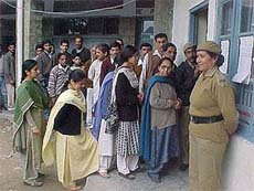 Voters queue up 