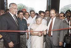 Delhi Chief Minister Sheila Dikshit inaugurating India�s first Apollo Clinic 