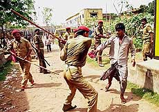 Bihar policemen beat up a booth-capturer