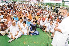 Communist leader Mangat Ram Palsa addresses a workers� rally in Ludhiana on May Day