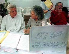Shashi Kapoor and Journalist Anil Dharkar participate in a Sit-In Dharna at Hutatma Chowk 