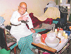 Madan Lal Mehra  narrates his tale of woes in his room in Senior Citizens� Home