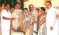 Pandit Bhimsen Joshi accepts the Maharashtra Bhushan Award