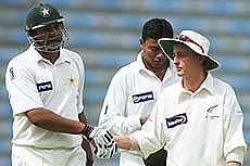 New Zealand bowler Brooke Walker shakes hand with Pakistan triple century-maker Inzamam-ul-Haq