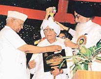 88-year-old Ranbir Singh is honoured by Uttaranchal Governor Surjit Singh Barnala