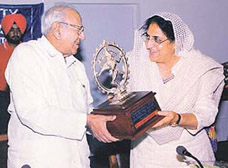Mr Justice V.R. Krishana Iyer presents a memento to Ms Rajinder Kaur Bhattal, Agriculture, Rural Development and Panchayat Minister, Punjab, on behalf of the Capital Foundation Society in Chandigarh on Sunday.