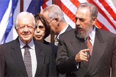 Former US President Jimmy Carter (L) listens to Cuban President Fidel Castro during a welcoming ceremony at "Jose Marti" International airport in Havana