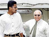 Indian leg-spinner Anil Kumble (L) walks beside his doctor