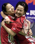 China's Huang Nanyan hugs teammate Yang Wei 
