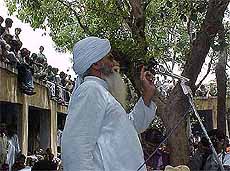 President of BKU, Ghasi Ram Nain addressing the farmers at the dharna