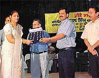 Mr Anurag Aggarwal, Deputy Commissioner, gives away the first prize 