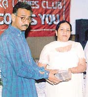 Ms Daljeet Kochar, senior advisory member of the Niharika Ladies Club, gives Rs 50,000 to Rajinder Moudgil, who is suffering from renal problem. 