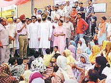 The SDM (West), Mr Malwinder Singh Jaggi, persuades residents of Bhora Colony to lift the dharna. 