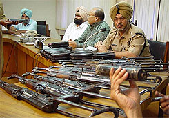 Mr Rajan Gupta, IG (Border Range) and Mr Narinderpal Singh, SSP, Amritsar, at a Press conference