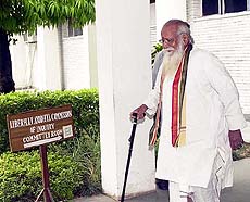 VHP leader Acharya Giriraj Kishore comes out after deposing before the Liberhans Commission