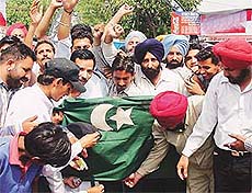 Youth Congress workers burn Pakistani flag