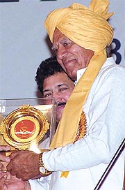 Renowned wrestler Dara Singh being welcomed at the All-India Jat Sammelan