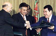Afghan interim ruler Hamid Karzai, Pakistan President Pervez Musharraf and Turkmenistan President Sapramurat Niyazov shake hands