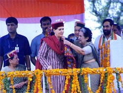 Mrs Vidya Stokes offers a shawl to Ms Sonia Gandhi