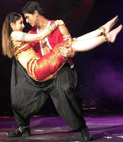 Model and actor Arjun Rampal and Kareena Kapoor perform at the most expensive Bollywood show in New York on Friday. 