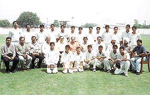 BCCI vice-president C.K.Khanna, DDCA sports secretary Sunil Dev and former Test opener Chetan Chauhan with the trainees 