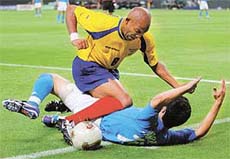 Ecuador�s Raul Guerron (top) collides with Italy�s Gianluca Zambrotta 