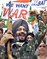 Activists of the All-India Anti-Terrorist Front led by its Chairman M.S. Bitta demonstrate to press for their demand for fighting a decisive battle with Pakistan 
