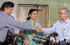 MD and CEO of IDFC Nasser Munjee shaking hands with MCD Commissioner Rakesh Mehta