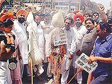 Congress activists burn an effigy