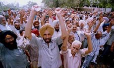 GNDTP employees jam the traffic