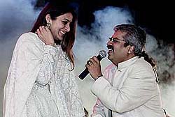 Pop singer Hariharan performs with the famous Bollywood actress