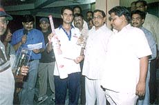 Nischal Gaur of HDFC Bank receiving the Man of the Match Award from Shyam Lal Garg and Ashok Aggarwal in the Lala Hari Ram Aggarwal Memorial Day-Night Cricket Carnival 