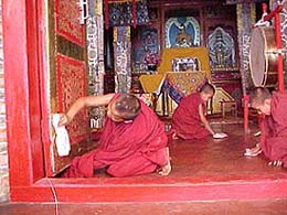 Young Lamas clean the Jonang monastery