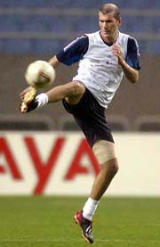 France�s Zinedine Zidane controls the ball during a training session held under heavy rain at Inchon stadium near Seoul on Monday. 