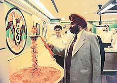 Mr S.S. Kohli, Chairman and Managing Director, Punjab National Bank, inaugurates the first mid-corporate branch of the bank in Chandigarh on Wednesday.