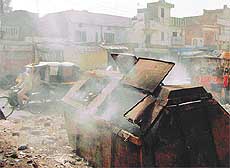 Garbage burnt by municipal safai karamcharis leads to dense somke