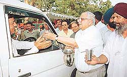 Lieut-Gen J.F.R. Jacob (retd) offers sweetened milk and water at a "chhabeel" on the eve of martyrdom day of Guru Arjan Dev, in Chandigarh on Thursday.