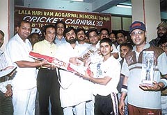 Pitamber Dutt receiving the Man of the Match Award