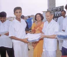 DPS player Gaurav Jangra receiving the winner�s prize from chief guest Dr Bhupender Singh 